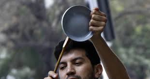 kaθeɾoˈlaθo or kaseɾoˈlaso), cacerolada (kaθeɾoˈlaða, ) or casserole is a form of popular protest which consists of a group of people making noise by banging pots, pans, and other utensils in order to call for attention. Protestas En El Mundo Es El Cacerolazo Un Invento De Chile