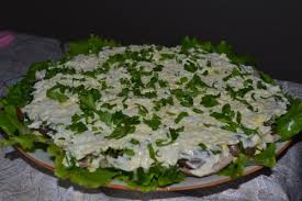 салат с копченой курицей и жареными грибами и огурцом Salat S Kopchenoj Kuricej Ogurcom Yajcami I Zharenymi Gribami