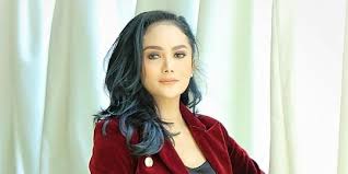 Sang ibu kandung, krisdayanti dipastikan akan hadir pada momen bahagia itu. Krisdayanti Tak Setuju Pernikahan Aurel Dan Atta Digelar Di Gbk Ini Alasannya Merdeka Com