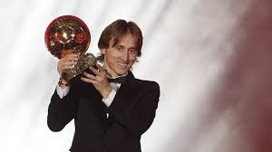 Balonul de aur (franceză ballon d'or), denumit adesea și premiul fotbalistul anului în europa este o distincție anuală acordată în domeniul fotbalului de france football. Care Balon De Aur Luka Modric DesfiinÈ›at De Un Tehnician Celebru Nu Inscrie Nici Nu DÄƒ Assisturi LÄƒsaÈ›i L Pe Hazard De Altcineva Are Nevoie Real Madrid