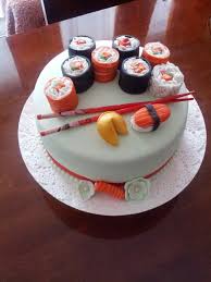 Torta Fondant Sushi Rolls Rellena Con Mousse De Durazno Y Manjar Bizcocho De Vainilla Sushi Cake Birthday Realistic Cakes Crazy Cakes