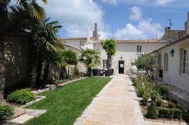 Fully privatizable, this second relais & châteaux gem of olivia le calvez reveals at one of these typical alleyways of the historical capital of the island of ré, the charm of a former private mansion dating back to the 17th century. Villa Clarisse Ein Boutiquehotel In Ile De Re Seite
