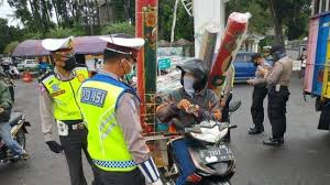 Lowongan kerja sma/smk d4 s1 dinas perhubungan dishub september 2020 batas lamaran 14 september 2020 profil perusahaan kementerian perhubungan republik indonesia (disingkat kemenhub ri) adalah kementerian dalam pemerintah indonesia yang membidangi urusan transportasi. Ada Pos Penyekatan Di Cianjur Pemudik Plat B Nekat Tabrak Polisi Yang Mengadang Tribunnewswiki Com Mobile