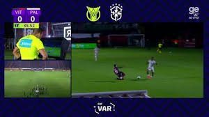 Vitória tem dois zagueiros expulsos de uma vez contra o Palmeiras; vídeo
