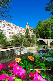 Por su naturaleza si en el anterior post hablábamos de la historia y el patrimonio cultural de alcalá del júcar, hoy vamos a hablar de su localización y de su. Petunias El Puente Y La Iglesia De Alcala Del Jucar Vacaciones Espana Petunias Paisajes