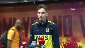 Kariyerine stoper olarak başlayan altay bayındır'ın hayatı, bir gün idmana gelmeyen takım arkadaşı sayesinde değişti. Altay Bayindir Fenerbahce Taraftarlarinin Sesini Daha Cok Duydum