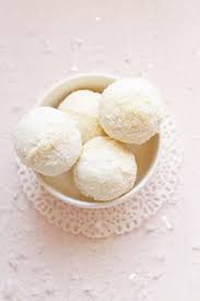 Boules De Neige Carnets Parisiens Two Meringues Sandwiched Together With Coconut Ganache And Rolled Boule De Neige Chocolat Aux Noix Recette Boule De Neige