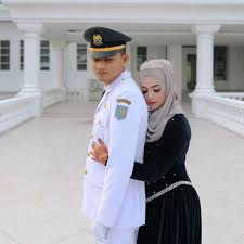 Einfach ihre motive hochladen und nach wahl mit eigenen texten versehen. Kumpulan Foto Prewedding Dengan Pria Berseragam Gagah Di Barisan Mesra Bareng Pasangan