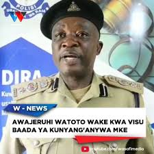 Jeshi la polisi la mkoa wa geita linamshikilia mtu mmoja aliyefahamika kwa  jina la Jackson Bahati Mwenye Umri wa miaka 27 kwa kitendo cha kuwajeruhi  watoto wake wawili kwa kuwachoma na kisu tumboni na ...