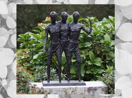Skulpturen und kunstwerke können den garten aufpeppen, bestimmte anpflanzungen betonen und ein außergewöhnliches ambiente im hinterhof schaffen. Bronzefiguren Garten Granit Lavastein Und Mehr Im Idyl Online Shop