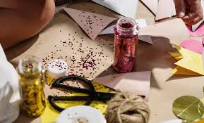 Kertas origami merupakan jenis kertas yang beberapa contoh kerajinan tangan atau hiasan kelas yang bisa dibuat menggunakan kertas yakni kamu hanya perlu melipat membentuk tekukan pada beberapa kertas dengan beragam warna dan. Ide Kerajinan Dari Barang Bekas Yang Mudah Cari Bahannya Reddoorz Blog