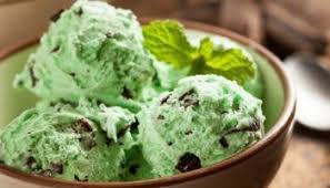 Une Recette Simplissime Pour Faire Des Macarons Au Kinder Bueno Delicious Low Carb Recipes Mint Chocolate Chip Ice Cream Chocolate Chip Ice Cream