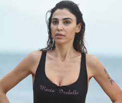 La modelo italiana contó que ibrahimovic se molestó cuando se enteró que massimiliano allegri también la cortejaba. Corna Gate All Isola Dei Famosi Cecilia Capriotti La Moglie Di Amauryz Mi Ha Chiamata Piangendo Caffeina Magazine