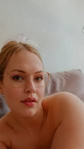 scarlett johansson selfie after being hypnotized