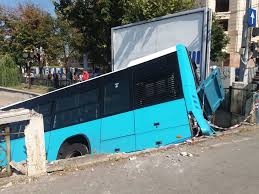 În autobuz se afla o femeie, care a suferit răni ușoare, fiind transportată la spitalul. Un Autobuz Ratb A Cazut In Raul Dambovita Imagini In Exclusivitate
