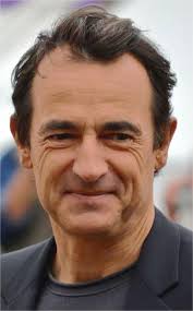 La formazione attore inconfondibile e di estrema versatilità, albert dupontel è ormai uno dei più noti interpreti d'oltralpe. Le Nouveau Film D Albert Dupontel Est Actuellement En Tournage A Meaux La Marne