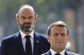 French president emmanuel macron received an unpleasant welcome during a tour of a village in the department of drome, southeastern france on tuesday, when an unidentified man slapped him in the. Neue Minister In Frankreich Emmanuel Macron Spielt Die Konservative Karte Politik Stuttgarter Zeitung