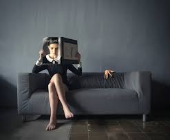 Kostenlos für unterwegs und whatsapp. Bilder Junge Frauen Bein Kreativ Zeitschrift Couch Sitzend