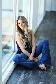 Senior Picture Portrait Photo Idea Indoor Natural Light Studio Simple Senior Picture Outfits Senior Photos Girls Indoor Senior Pictures