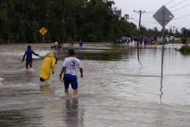 Fenomena fujiwara iaitu dua taufan berbeza melanda kawasan berdekatan dikenal pasti sebagai punca hujan lebat berterusan yang mengakibatkan banjir di pulau pinang. 5 Kecamatan Di Belitung Timur Terendam Banjir
