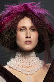 Второе рождение они получили уже благодаря европейским монархам, в частности английской. Pochemu Megan Ne Poyavlyaetsya V Tiarah So Dnya Svadby Marie Claire