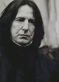 Severus Snape~ El Príncipe mestizo, un experto en Pociones, Legeremancia,  Artes oscuras y demás ramas de la magia. El mortifago mas poderoso de todo  el ejercito de ~Lord Voldemort~, el era el