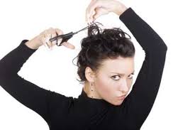 Para este caso, ortiz nos entregó tres trucos para cortarse el cabello en casa, si lo tienes largo o semi largo. Como Cortarse El Pelo Uno Mismo