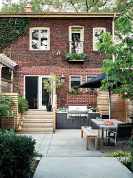 Dix Astuces Pour Transformer Une Cour Urbaine En Oasis Invitante Front Yard Landscaping Design Front Yard Garden Design Modern Backyard