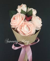 что подарить парню на 14 февраля если только начали встречаться Pin Ot Polzovatelya Zari Na Doske Bukety Iz Konfet Svit Dizajn Sedobnye Podelki Izgotovlenie Cvetov Idei Podarkov