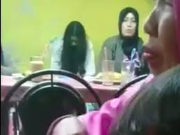 Ada 20 gudang lagu video seram bikin kaget durasi pendek terbaru, klik salah satu untuk download lagu mudah dan cepat. Hii Heboh Penampakan Hantu Di Video Bocah Makan Jagung Di Puncak