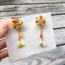 たま on instagram つまみ細工のピアス 研究室の先輩へ 金具がとれちゃったので修理してお渡し 耐久性確保むずかし w 下がりをチェーンにつけたとこが初の試み つまみ細工 ピアス handmade 今日は 桃の節句 引千切 つまみ細工 つまみ細工