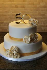 Elegante Geburtstagstorte In Weiss Und Gold 50 Hochzeitstag Kuchen Torte Zur Goldenen Hochzeit 50 Geburtstag Kuchen
