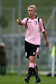 Det blev en kendsgerning, da forsvarsspilleren i dag blev præsenteret i bundesligaklubben. Simon Kjaer Footballers On This Day