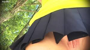 Mirada oculta debajo de la falda corta de la escuela. sexy coño desnudo  camina sin bragas. debajo de la falda corta. coño caliente | xHamster