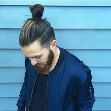 To Find Hairstyles For Older Men That Looking Trendy And Appropriate At The Same Time Is Quite Challengi Hair And Beard Styles Wavy Hair Men Man Bun Hairstyles
