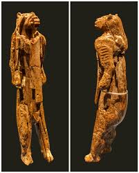 Su nombre se debe a que representa un ser humano con cabeza de león. The Lowenmensch Figurine Dating To Between 35 40 000 Year Old This Is The Oldest Sculpture In The World And Is Carved From Mammoth Ivory 12 2 Inches Tall Nextfuckinglevel