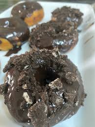 Huh, salutan donut dengan coklat yang ditopup cip coklat beserta coklat m&m amat. Resepi Donat Coklat Oreo Confirm Anak Anak Suka Buat Sendiri Resepi My