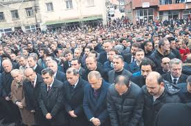 Ankara'da meydana gelen bombalı terör saldırısında hayatını kaybeden galatasaraylı futbolcu umut bulut'un babası kemal bulut, son yolculuğa uğurlandı. Umut Un Aci Vedasi Takvim