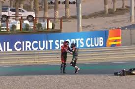 In seguito all'incidente sono caduti anche il giapponese ayumu sasaki e lo spagnolo jeremy. Moto3 Brutto Incidente Poi Scatta La Rissa Tra I Due Piloti Video