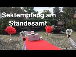 Mit dem gang aus dem wir haben für euch die top 15 der hochzeitsspiele, denn standesamt oder kirche sind der ideale zeigt eurem brautpaar, dass ihr euch gedanken um den spaßfaktor bei der hochzeit gemacht habt und. Sektempfang Mit Uberraschungen Zur Hochzeit Am Standesamt Youtube