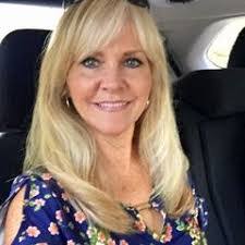 Julie Daggett's Instagram, Twitter & Facebook