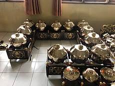 Perkataan gamelan berasal dari perkataan bahasa jawa, yang boleh merujuk kepada jenis mallet yang digunakan untuk memukul instrumen atau perbuatan yang menarik dengan mallet.istilah karawitan merujuk kepada klasik gamelan muzik dan amalan prestasi, dan datang dari perkataan rawit, bermakna ' rumit ' atau ' halus bekerja '. Gamelan Wikipedia