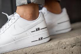 Er zitten wel gebruikers sporen op de schoenen. Nike Air Force 1 07 Lv8 3 White White Black Cj1379 100