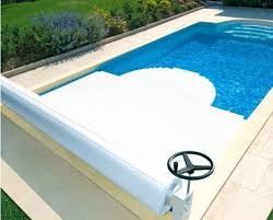 Un Volet Roulant De Piscine Sur Mesure Pour Une Protection Adaptee Guide Piscine Fr Piscine Diy Volet Roulant Piscine Couverte