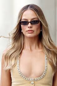 Margot Robbie Confirms Ultra-Flared Jeans Will Make a Comeback This Fall