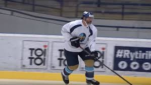 Legendární hráč tak podle svých slov učinil proto, že nechce lidem říkat, co mají dělat. 46 Year Old Jaromir Jagr Returns To The Ice Plans On Playing Next Season Article Bardown