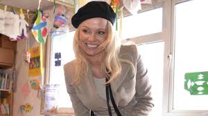 Association d'aide aux migrants paris. Sur Twitter Pamela Anderson S Insurge Des Sommes Recoltees Pour La Reconstruction