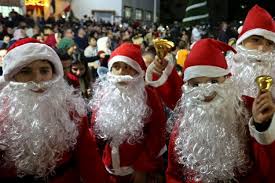 Waktu kecil kita merindukan natal hadiah yang indah dan menawan namun tak menyadari seorang bayi t'lah lahir bawa keselamatan 'tuk manusia. Lirik Dan Chord Lagu Natal Rockin Around The Christmas Tree Brenda Lee
