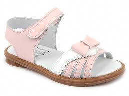 A Beautiful Pink And White Leather Sandals Scallop Edges For Those Warm And Sunny Days Perfect To Combi Zapatos Para Ninas Calzado Ninos Sandalias Para Ninas