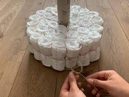 Ob für mädchen oder jungen, klein oder wenn sie eine windeltorte selber machen aus pampers gibt es nämlich die verschiedensten ideen, die selbst anfänger problemlos nachmachen. Windeltorte Selber Machen Diy Anleitung Zum Basteln Hipp